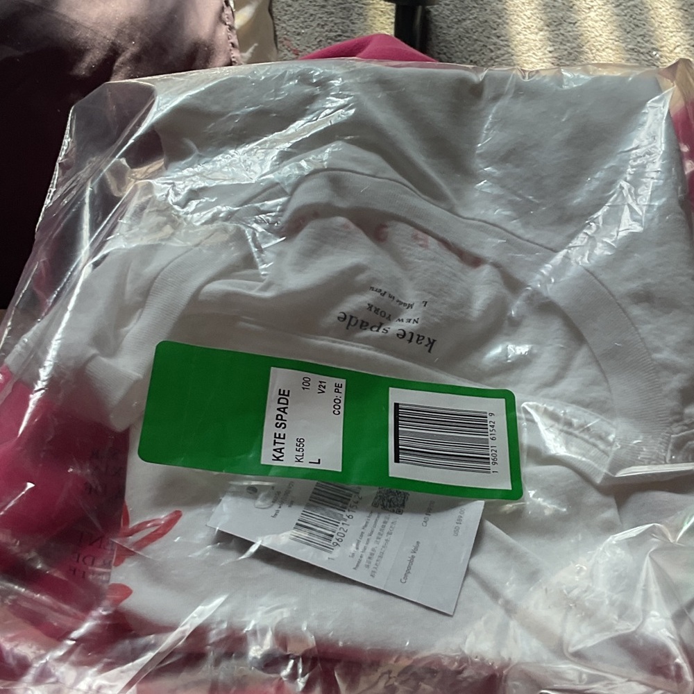 Kate ♠️ White T-Shirt with Red Burger Graphic - Size Large - Picture 5 of 5